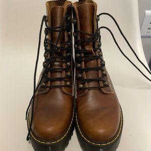 Dr Martens Leona Boot